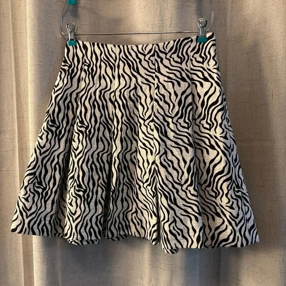 H&M Women's A Line Skirt Pleated Zebra Animal Print Size 8 Cotton Blend - Picture 2 of 6